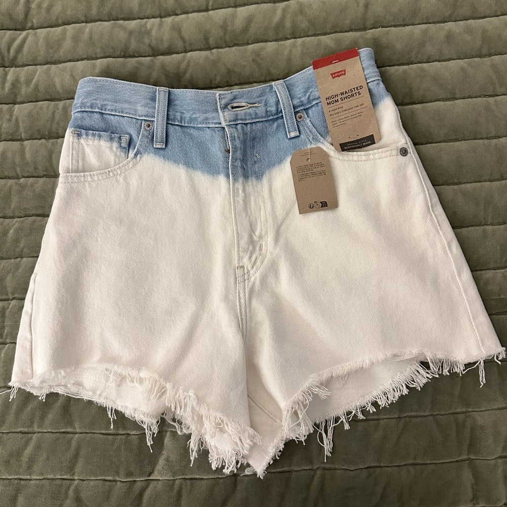 NWT! Levi's High waisted mom denim shorts in white blue ombre wash - size 26